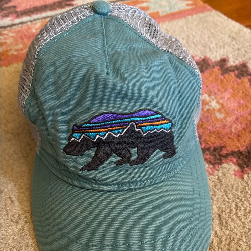 Patagonia Women’s bear patch logo trucker hat